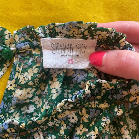 Cute Sienna Sky Sleeveless Blouse with Elastic Bottom - Size XS - Picture 5 of 9